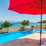 Beachfront Ciovka Vila *
