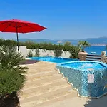 Beachfront Ciovka Vila
